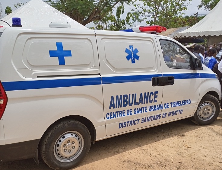Côte d’Ivoire : Le Centre de Santé Urbain (CSU) de Tiémélékro reçoit une ambulance médicalisée