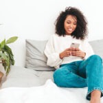 Jeune femme consulte son téléphone pour suivre son cycle menstruel