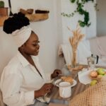 Femme africaine partageant un repas sain avec des fruits frais