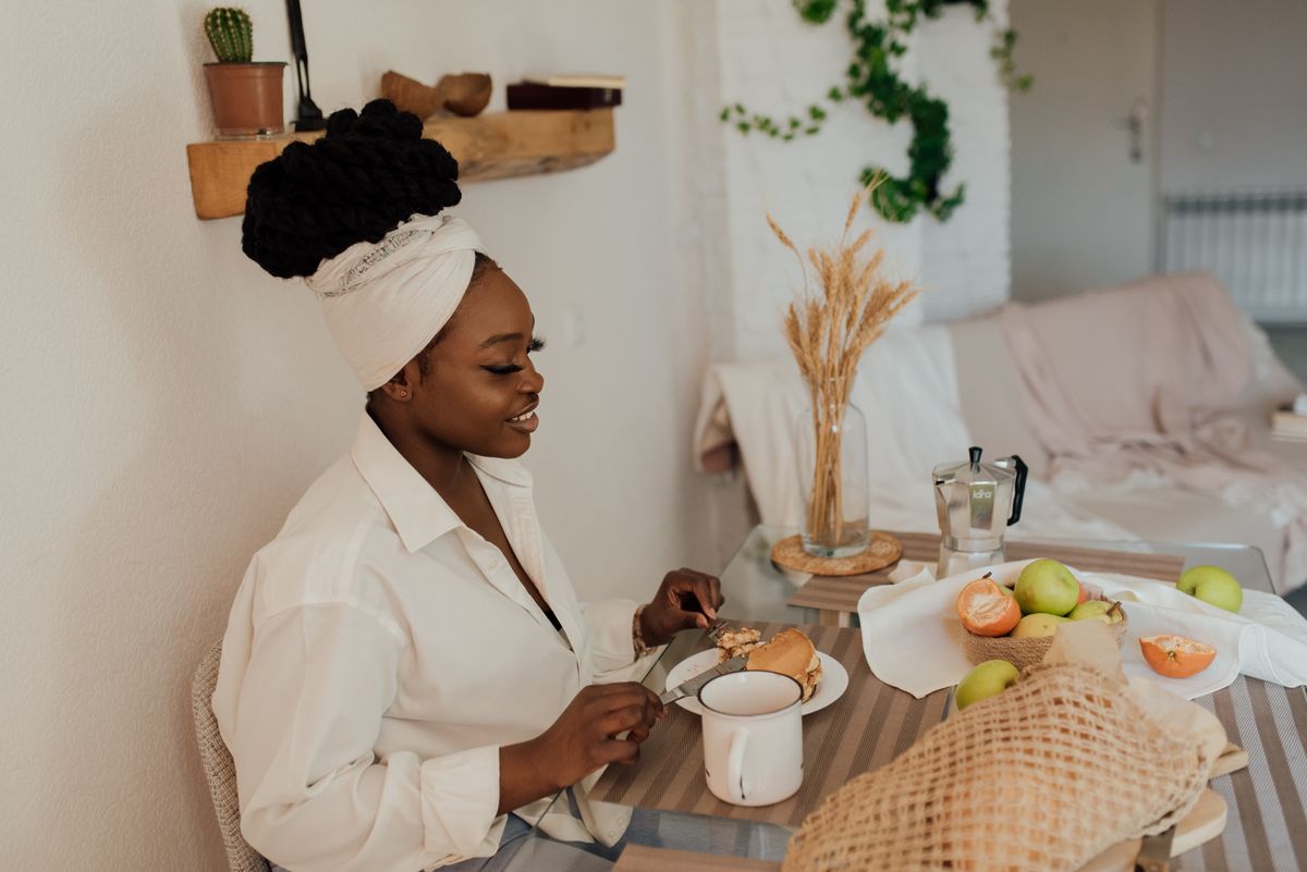 Femme partageant un repas sain avec des fruits frais