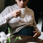 Femme enceinte buvant une tasse de café