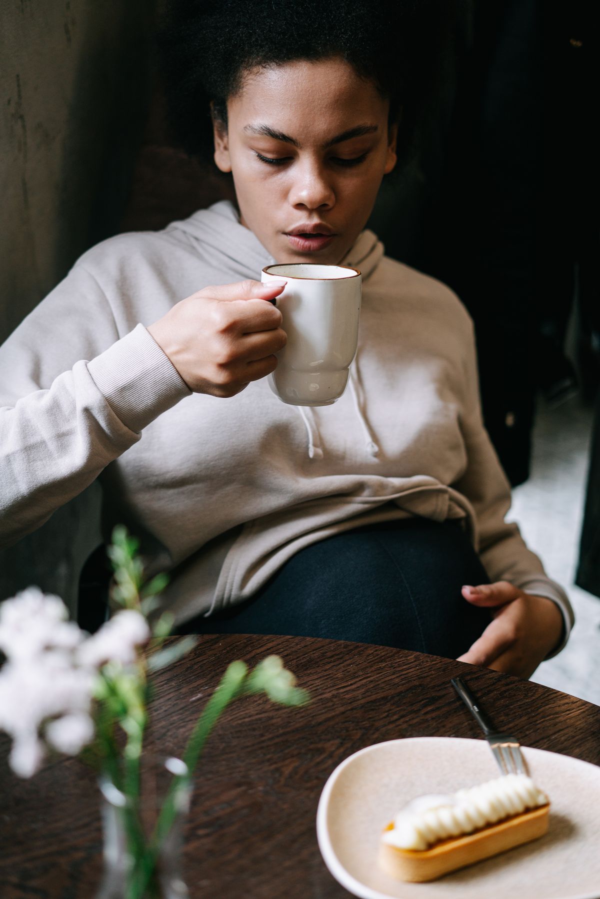 Femme enceinte tenant une tasse de boisson chaude