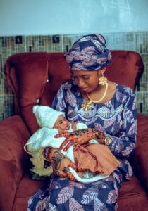 Mère africaine tenant son nouveau-né