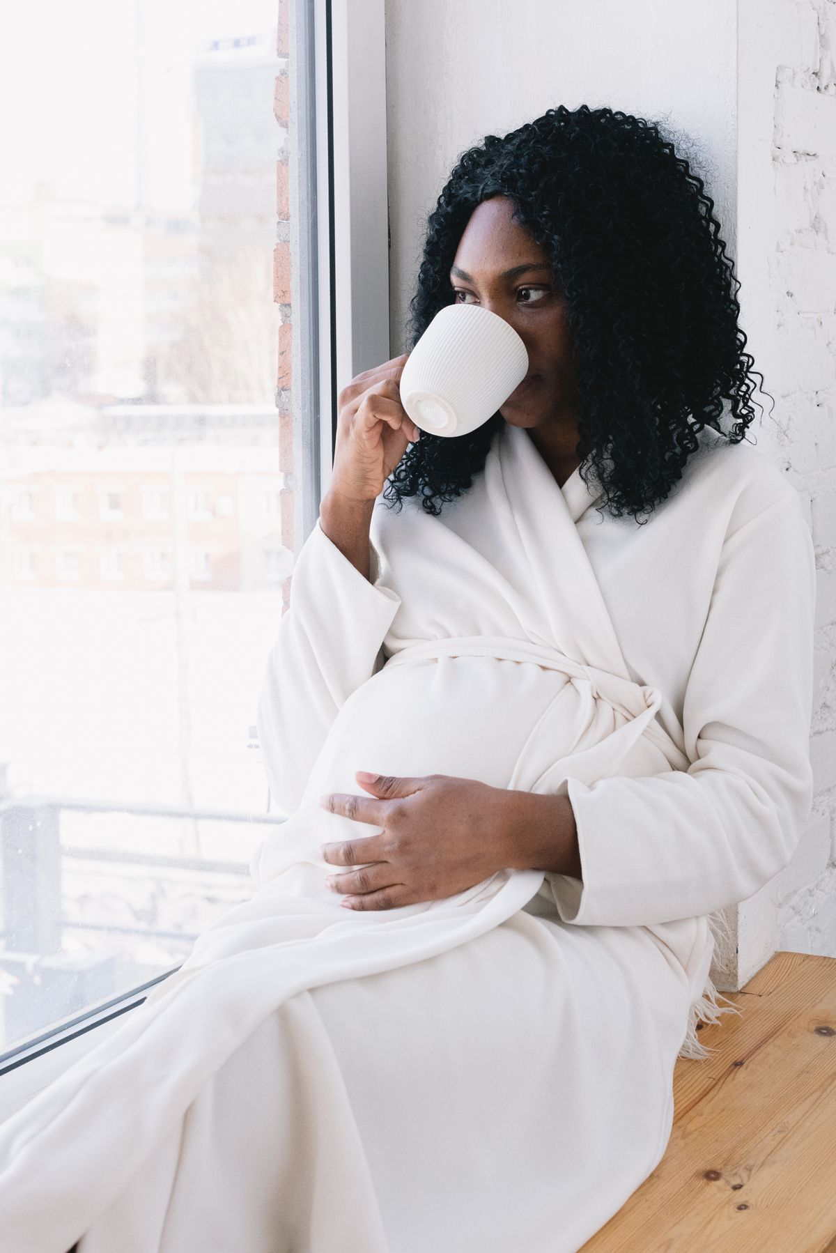 Femme enceinte buvant une boisson chaude