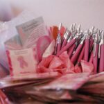 Ruban rose et stylos roses de sensibilisation au cancer du sein (domaine public, US Air Force)