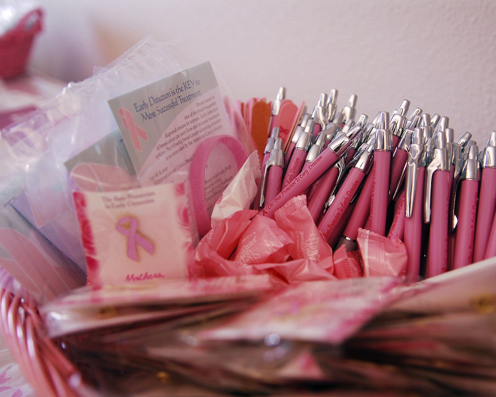 Ruban rose et stylos roses de sensibilisation au cancer du sein (domaine public, US Air Force)