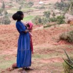 Une mère africaine porte son bébé contre elle