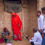 Agents de santé en visite dans une communauté rurale en Afrique