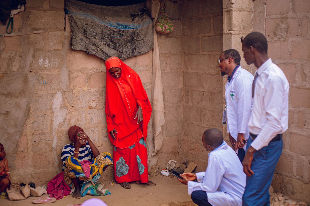 Agents de santé en visite dans une communauté rurale en Afrique